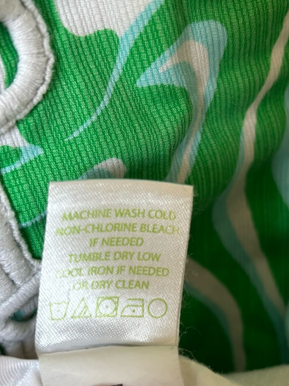 Sleeveless Green Wave-Print Shift Dress with Decorative Trim - Picture 13 of 14